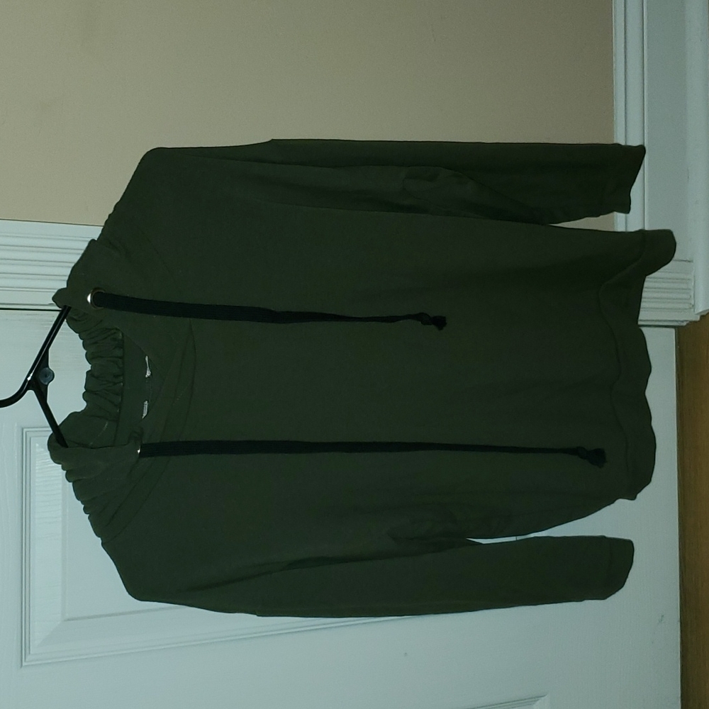 Light sweatshirt with hood